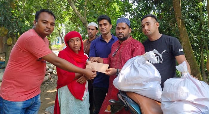 দেবীদ্বারে এতিম ও অসহায় পরিবারের মাঝে নগদ অর্থ সহায়তা