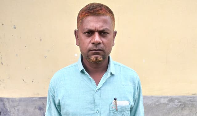 হাকিমপুরে শ্রেষ্ঠ শিক্ষক নির্বাচিত হলেন মোশাররফ হোসেন