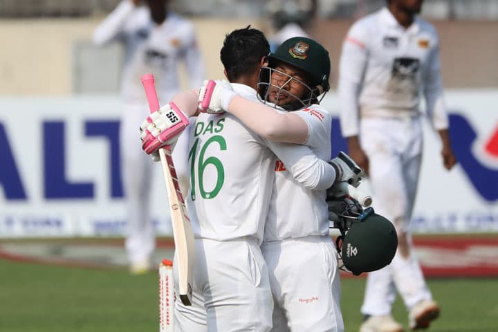 ধ্বংসস্তুপে দাঁড়িয়ে মুশফিকের শতক