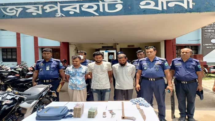 জয়পুরহাটে ছিনতাইকালে অস্ত্রসহ আটক ৩