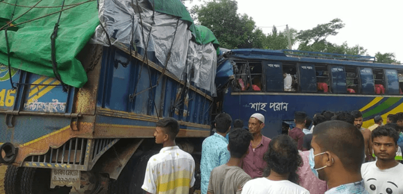 বাস-ট্রাক মুখোমুখি সংঘর্ষে নিহত ২, আহত ১০