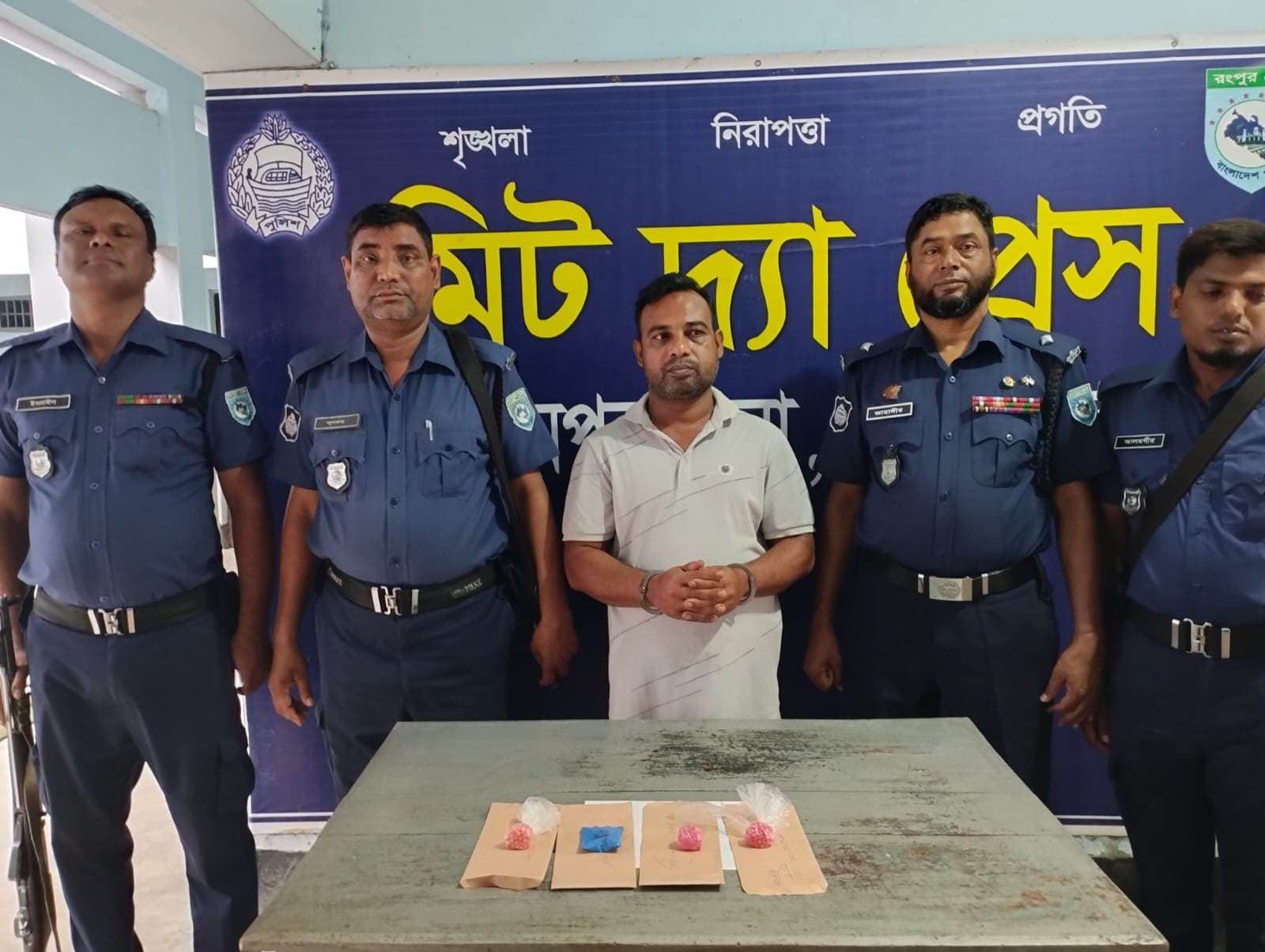 হিলিতে মাদকদ্রব্য ইয়াবাসহ এক জনকে আটক করেছে পুলিশ