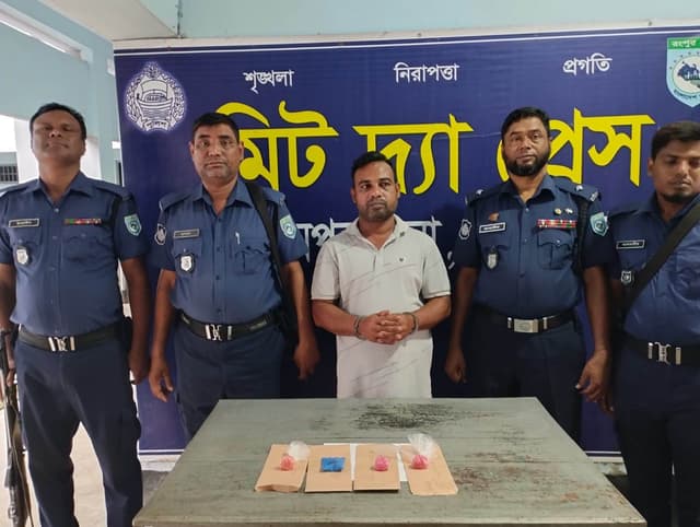 হিলিতে মাদকদ্রব্য ইয়াবাসহ এক জনকে আটক করেছে পুলিশ
