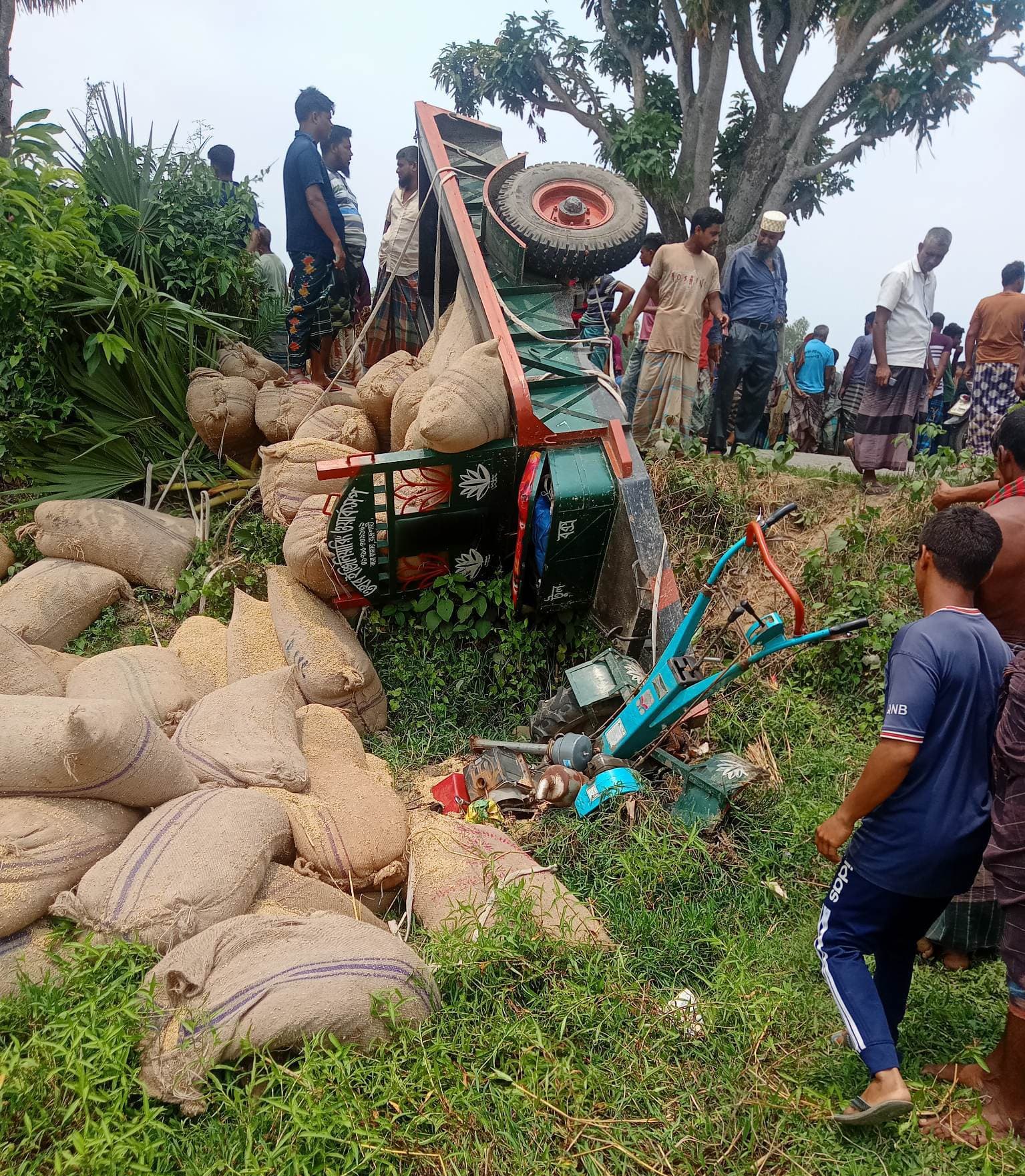বদলগাছীতে ধান বোঝাই ট্রলি উল্টে চালকের মৃত্যু