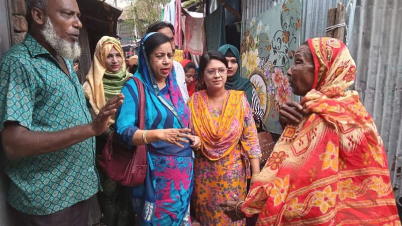 বরিশালে জাতীয় পার্টির মেয়র প্রার্থীর পক্ষে ইসমত আরা ইকবালের প্রচারণা