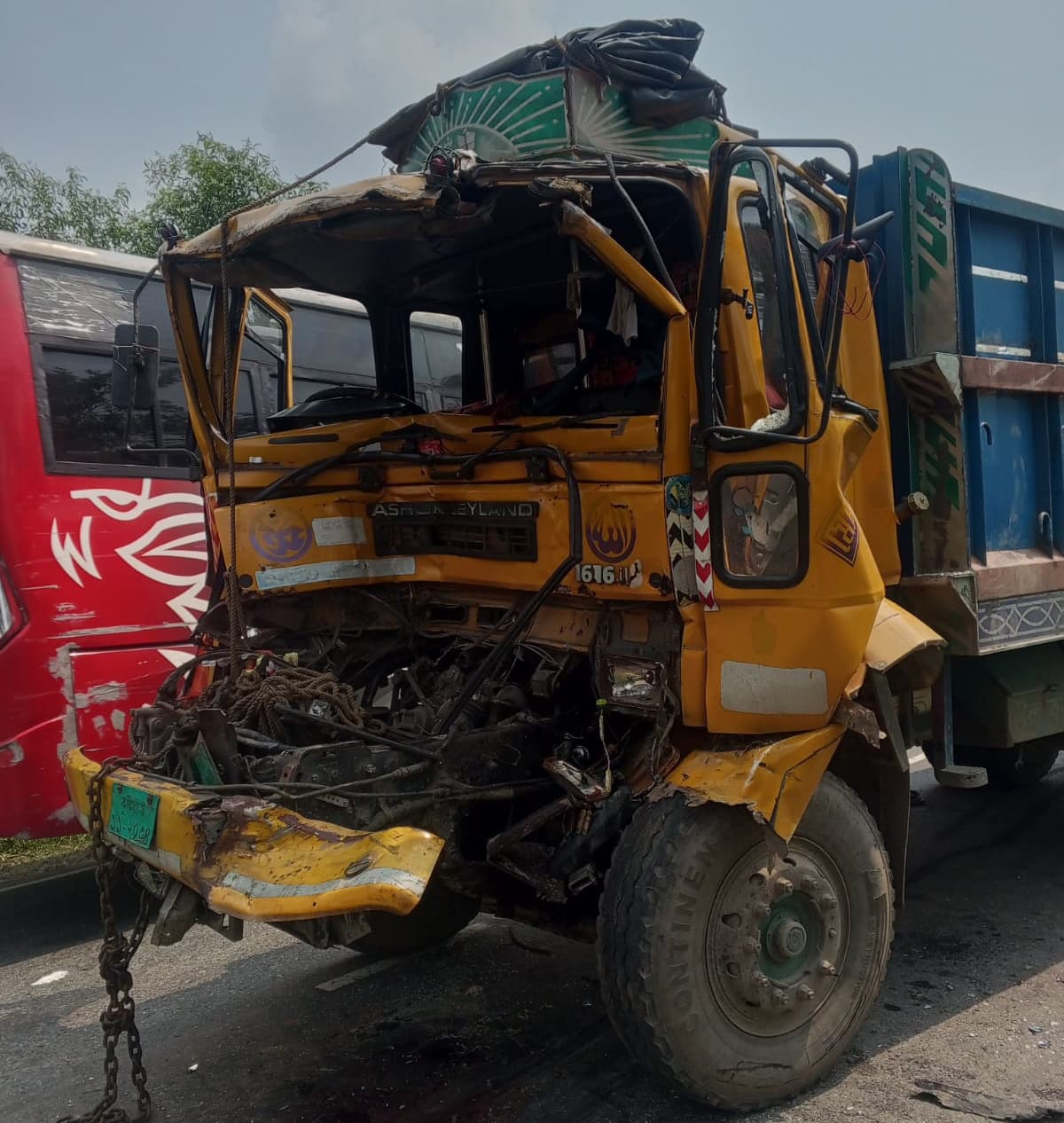 বড়াইগ্রামে মাইক্রোবাস ও ট্রাকের সংঘর্ষে নিহত ১