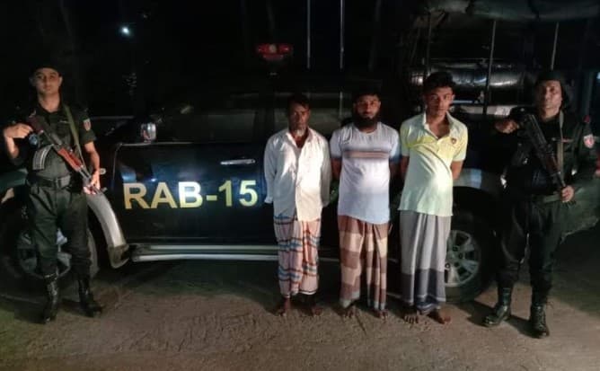টেকনাফে ৩০ হাজার ইয়াবাসহ তিনজন গ্রেফতার