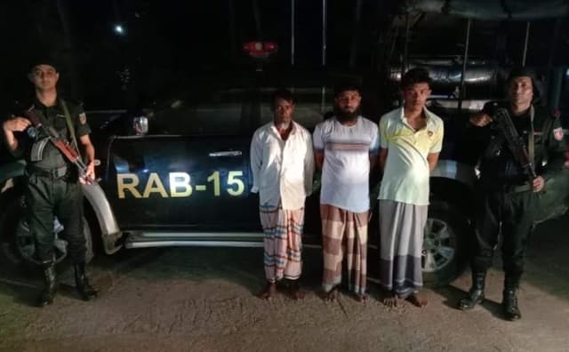 টেকনাফে ৩০ হাজার ইয়াবাসহ তিনজন গ্রেফতার