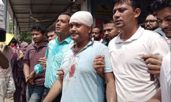 শহীদ মিনার এলাকায় ছাত্রদল-ছাত্রলীগ সংঘর্ষ, আহত ৩০