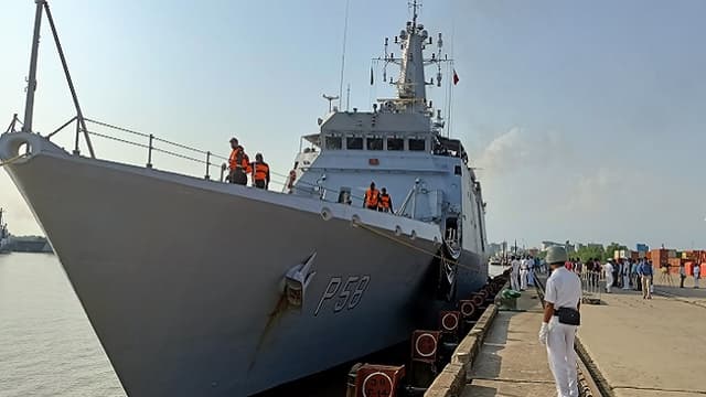 দেশে এল ভারতীয় যুদ্ধ জাহাজ