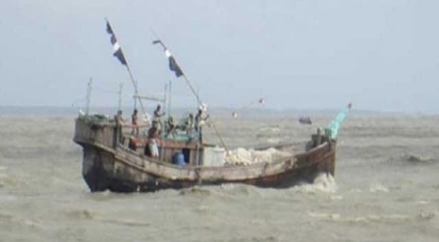 সমুদ্রবন্দরে সতর্ক সংকেত, নৌকা ও ট্রলারের জন্য নির্দেশ