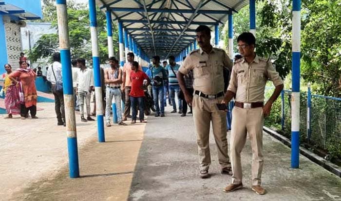সদ্যোজাতর দেহ খুবলে খাচ্ছে কুকুর! তীব্র চাঞ্চল্য