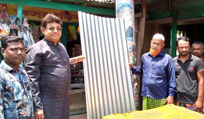 মসজিদ সংস্কারে কেন্দ্রীয় যুবলীগ নেতার ঢেউটিন বিতরণ