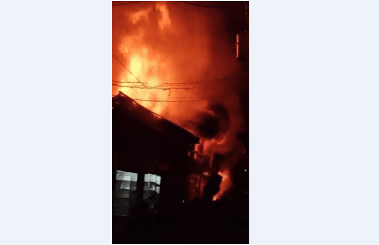 নেছারাবাদে ইন্দেরহাট বাজারে ভয়াবহ অগ্নিকান্ডে সাতটি ব্যবসা প্রতিষ্ঠানের ক্ষয়ক্ষতি