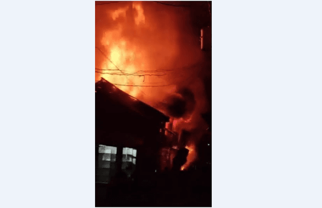 নেছারাবাদে ইন্দেরহাট বাজারে ভয়াবহ অগ্নিকান্ডে সাতটি ব্যবসা প্রতিষ্ঠানের ক্ষয়ক্ষতি