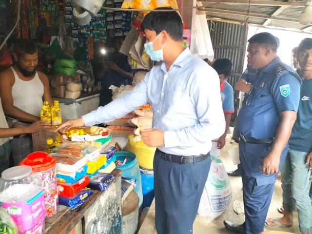 ভূরুঙ্গামারীতে সয়াবিন বিক্রেতা দুই ব্যবসায়ীকে জরিমানা