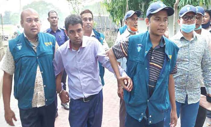 ঘুষের টাকাসহ হাতেনাতে উপ-মহাপরিদর্শক আটক