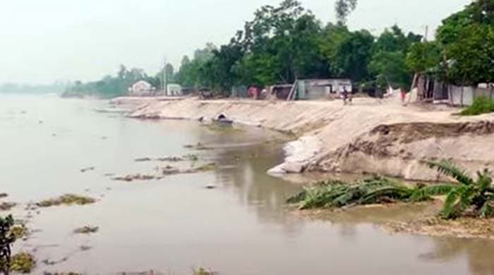 বর্ষার আগেই ভাঙছে যমুনা
