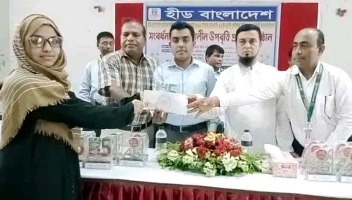 হিলিতে মেধাবী শিক্ষার্থীদের সম্মাননা ক্রেষ্ট ও বৃত্তি প্রদান