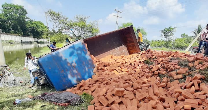 ইটবোঝাই ট্রলির ধাক্কায় নিহত ২