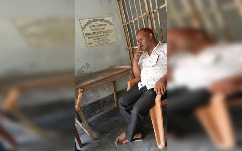 স্কুলে বসে প্রধান শিক্ষকের ধূমপানের ছবি ভাইরাল