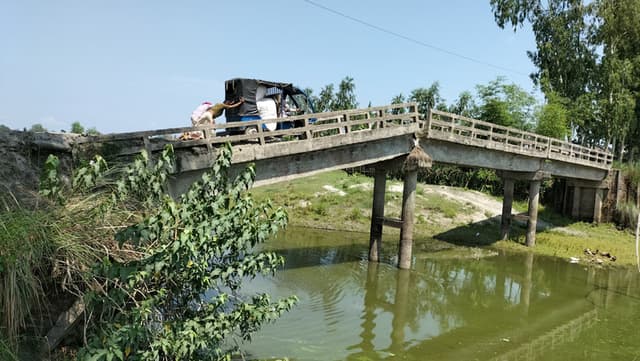 ভূরুঙ্গামারীতে ভাঙা ব্রিজ দিয়ে ঝুঁকি নিয়ে চলাচল