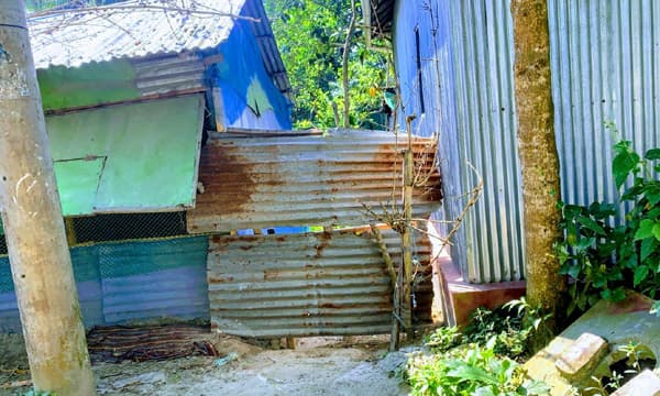 চল্লিশ বছরের বাড়িতে যাওয়ার রাস্তা বন্ধ: দুই পরিবারের মানবেতর জীবনযাপন