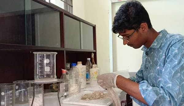 পরিত্যক্ত সবজি থেকে পরিবেশবান্ধব পলিথিন, টাইলস-টিন তৈরি করলেন কলেজছাত্র সাজ্জাদ