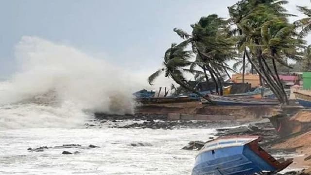 বন্দরে ৩ নম্বর সংকেত, উপকূলে ১০ ফুট জলোচ্ছ্বাসের শঙ্কা