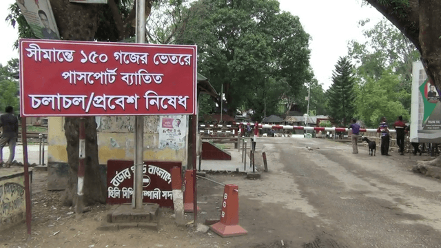 হিলি বন্দরে ভারতীয় ট্রাক চালক ও সহকারীদের অবাধ বিচরণ!