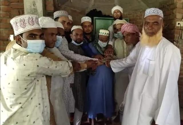 দক্ষিণ দৌলতদিয়া ইয়াং ফাউন্ডেশন এর পক্ষ থেকে মসজিদে অর্থ প্রদান