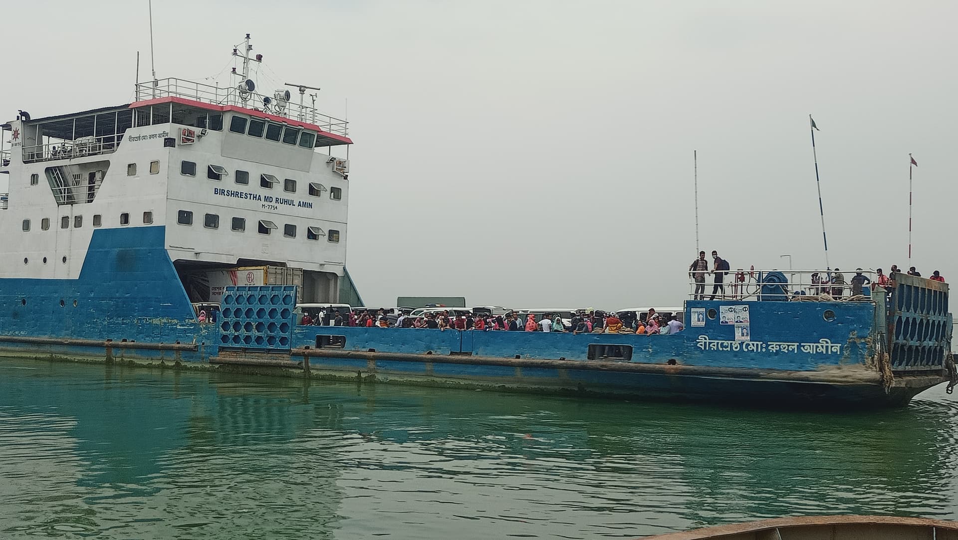 ঘূর্নিঝড় ইয়াস:দৌলতদিয়া-পাটুরিয়া নৌরুটে সীমিত আকারে চলছে ফেরি