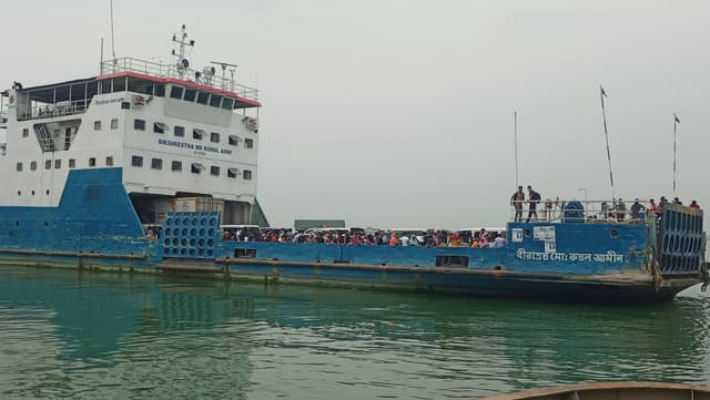 ঘূর্নিঝড় ইয়াস:দৌলতদিয়া-পাটুরিয়া নৌরুটে সীমিত আকারে চলছে ফেরি
