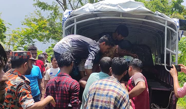 বান্দরবানে পর্যটকবাহী মাইক্রোবাস খাদে, নিহত ২