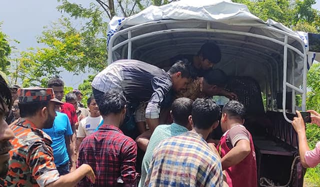 বান্দরবানে পর্যটকবাহী মাইক্রোবাস খাদে, নিহত ২