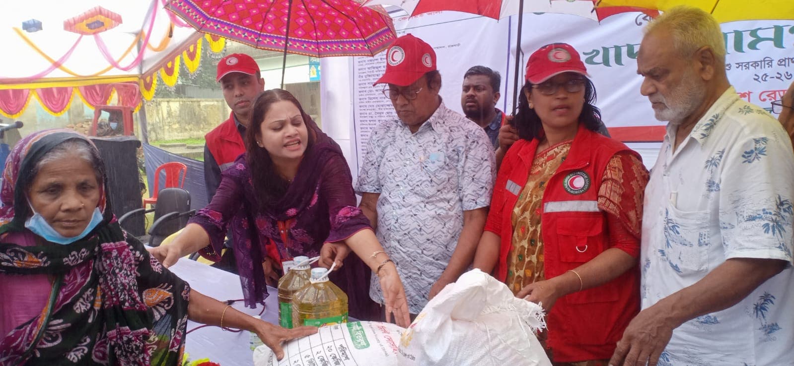 দৌলতদিয়ায় রেড ক্রিসেন্টের উদ্যোগে যৌনপল্লীবাসীর মাঝে খাদ্য সহায়তা প্রদান