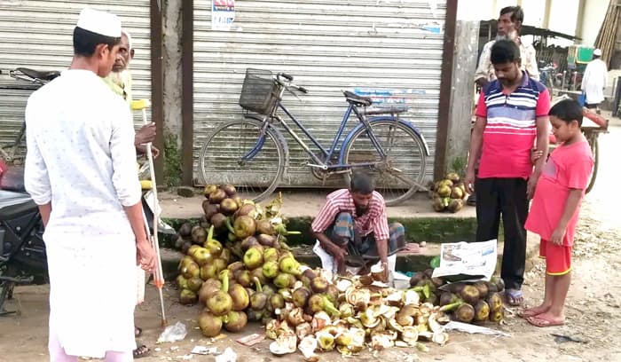 প্রচন্ড তাপদাহ: তাল শাঁসের কদর বেড়েছে হিলিতে