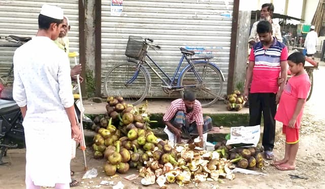 প্রচন্ড তাপদাহ: তাল শাঁসের কদর বেড়েছে হিলিতে