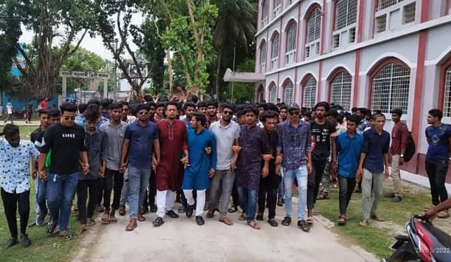 গাংনী সরকারি কলেজ ছাত্রলীগের বিক্ষোভ সমাবেশ