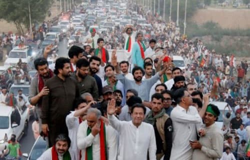 ইসলামাবাদে রেড জোনে বিক্ষোভকারীরা, ইমরানের আল্টিমেটাম