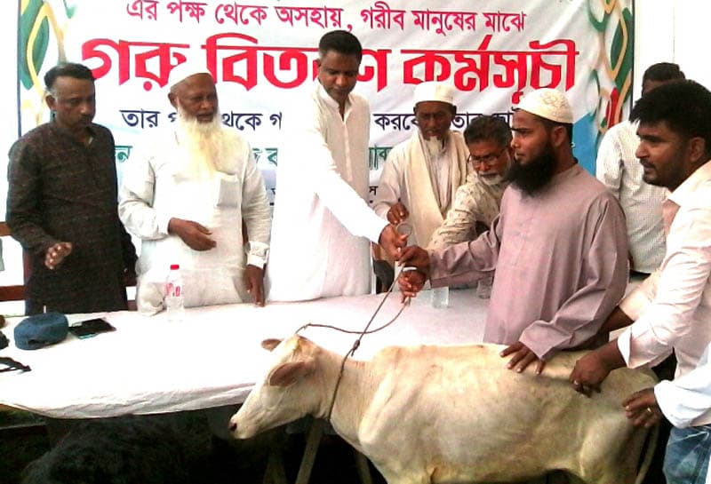 হিজলায় এফএআর গ্রুপের উদ্যোগে অর্ধশত মানুষের মধ্যে গরু বিতরণ