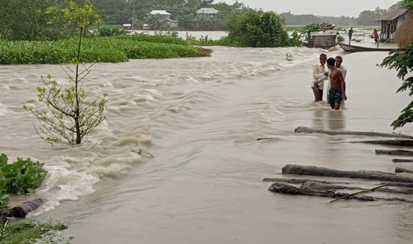 ঘূর্ণিঝড় রিমালের প্রভাবে রাঙ্গাবালীতে ১০ গ্রাম প্লাবিত, ক্ষতিগ্রস্ত বেড়িবাঁধ