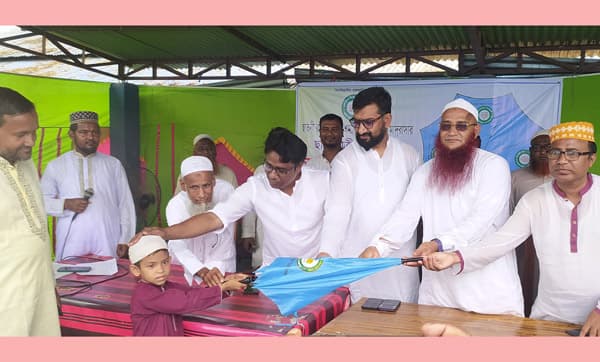 হিলিতে মাদ্রাসা শিক্ষার্থীদের মাঝে ছাতা বিতরণ