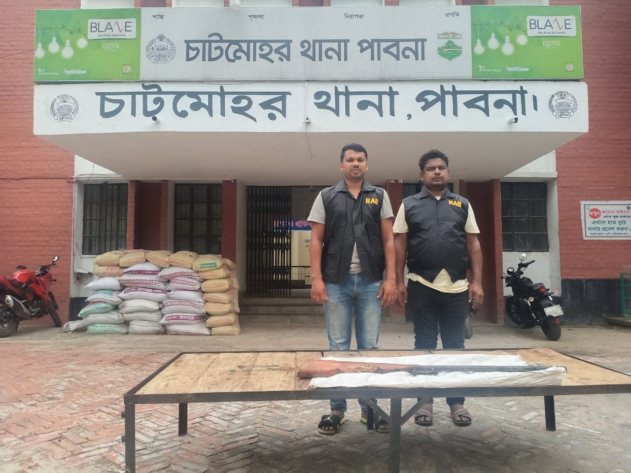 র‌্যাবের অভিযানে দেশিয় অস্ত্র উদ্ধার