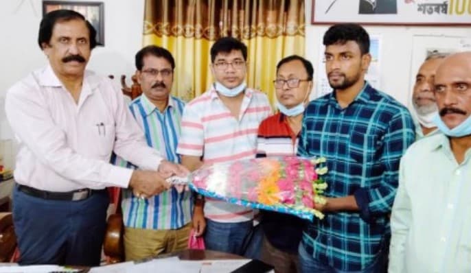উৎসাহ যোগাতে এ্যাথলেট জহিরকে হুইপ আতিকের লক্ষ টাকা অনুদান