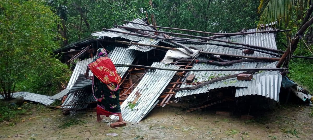 বৃদ্ধা ফতেমা ‘কেমনে ঘর তুলমু আর কয়দিন বা মানুষের বাড়ি থাকমু!’