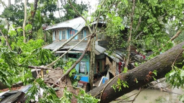 ঘূর্ণিঝড় রেমালের তাণ্ডবে ৭ জনের মৃত্যু