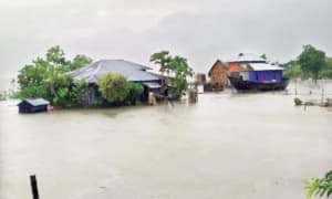 বরিশালে ৬ ফুট উঁচুতে নদীর পানি, কয়েক লাখ মানুষ পানিবন্দি