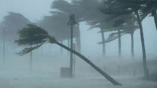 উপকূলে তাণ্ডব চালাচ্ছে ঘূর্ণিঝড় রেমাল