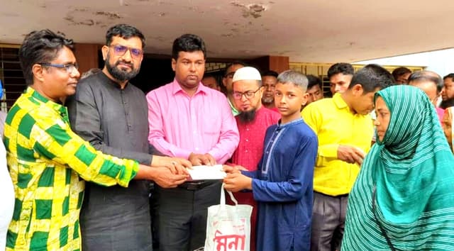 হিলিতে ক্যান্সারসহ জটিল রোগে আক্রান্ত রোগীদের মাঝে চেক বিতরণ